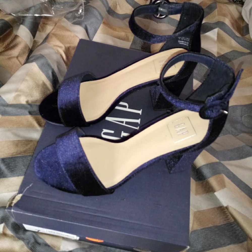 Shoes - Picture 4 of 6